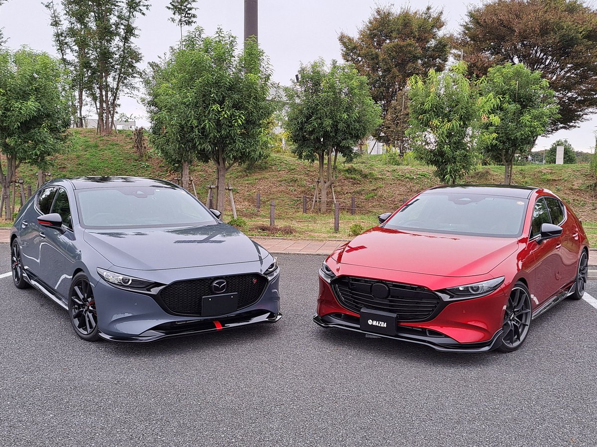 TTO241's tweet photo. 今日の午後は @kanyuu1999Car さんとプチオフ😌
リアゲートスポイラーは本邦初⁉️👏🥰
めちゃ迫力がありました😉✨
#MAZDA3FB #MAZDA3FASTBACK #MAZDA3HATCHBACK
#BlackToneEdition
#RetroSportsEdition #Polymetalgraymetallic
#Soulredcrystalmetallic
#withMazda https://t.co/AEGtmdggcs