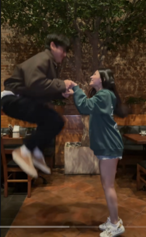 ExolFth's tweet photo. Live Adaptation of The Frog Prince hahaha

AZVER https://t.co/WXeuIeFZFa
