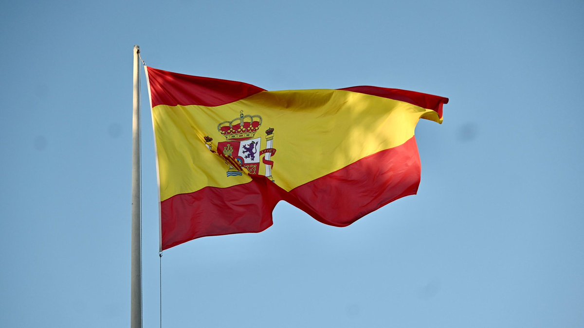 Hoy celebramos lo que somos: una España unida en su diversidad, solidaria, abierta y generosa.

Un país que mira al futuro con esperanza, desde el respeto, la convivencia y el orgullo de pertenecer a una gran nación.

          🇪🇸¡Feliz #FiestaNacional! 🇪🇸