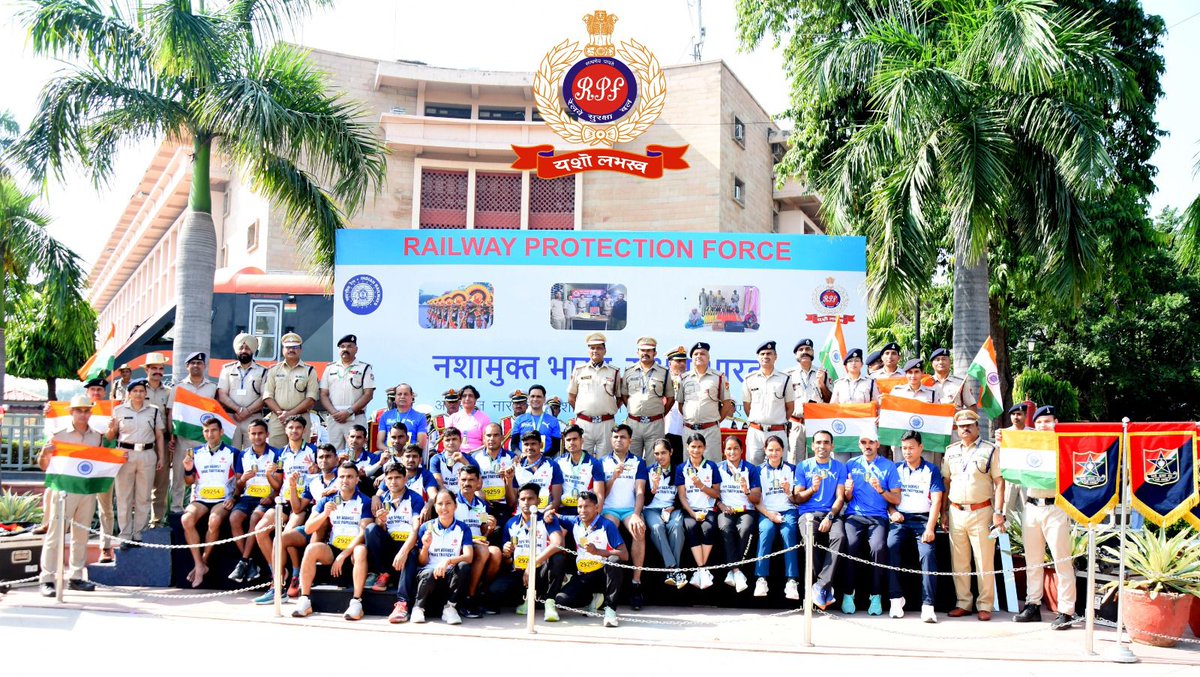 rpsfhq's tweet image. #RPF participated in #VedantaHalfMarathon2025 at JLN Stadium New Delhi.
26 personnel (including 5 women) ran to spread awareness among youth against drug abuse and RPF’s action against drug trafficking through Railways.
#OperationNARCOS💪🚆
@DelhiHM_ @RailMinIndia @Vedanta_Group