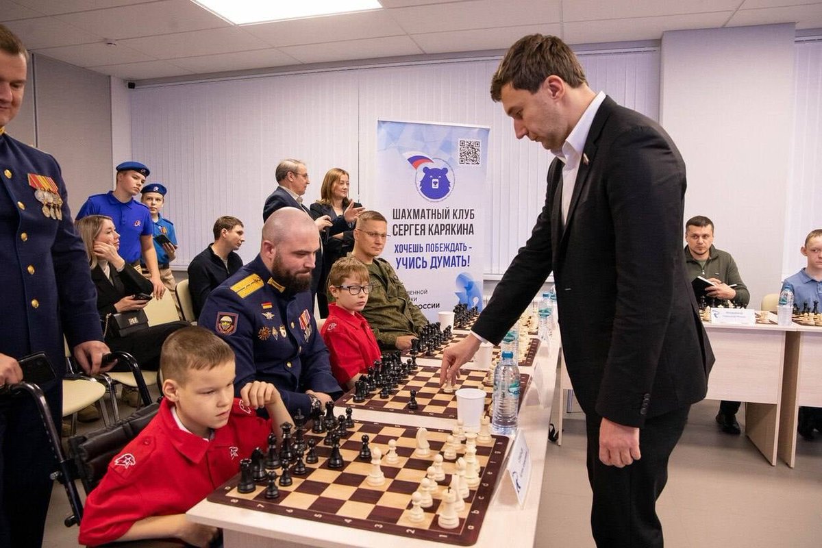 PHChess's tweet image. Karjakin posting pictures from a simul.
Dear @ECUonline, it is time you take action and protest that Karjakin is not getting disciplinary sanctioned for his war-propaganda and direct war support.