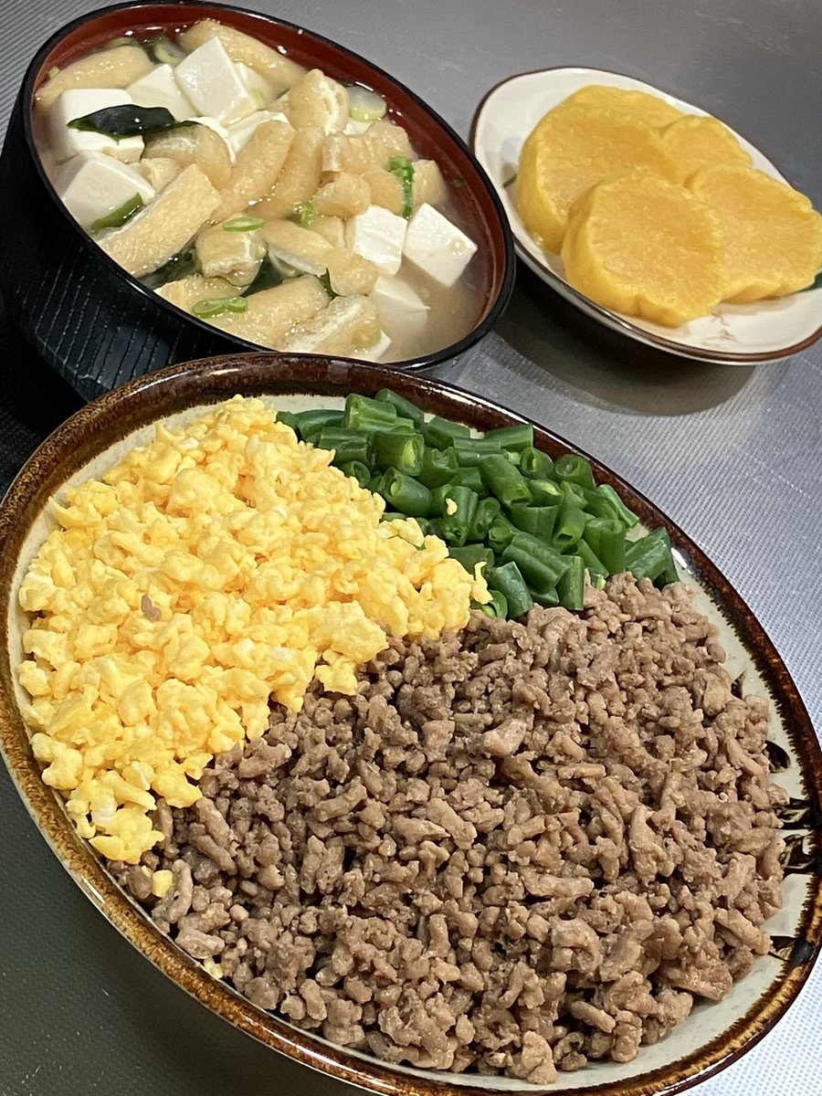 今日は甘辛味付けそぼろの三色丼を食べました。おいしかったです。