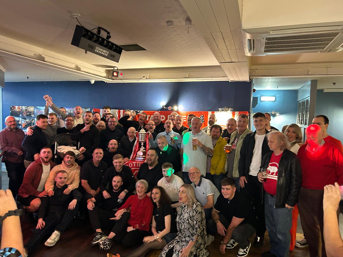 What a club what a night 50th Anni of Glenrothes Reds and the club brought the Scottish cup down 🔴⚪️🇵🇪❤️