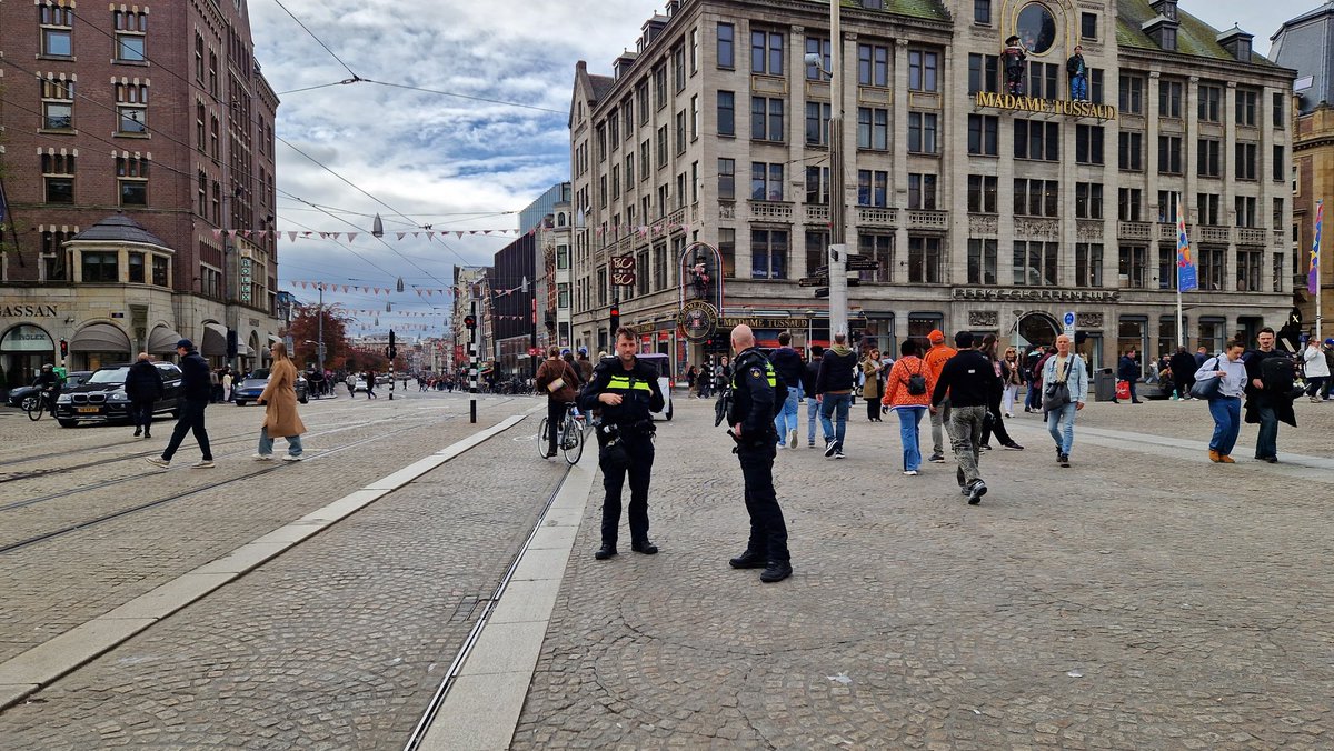 Politie houdt veel mensen aan van Centraal Station naar Museumplein