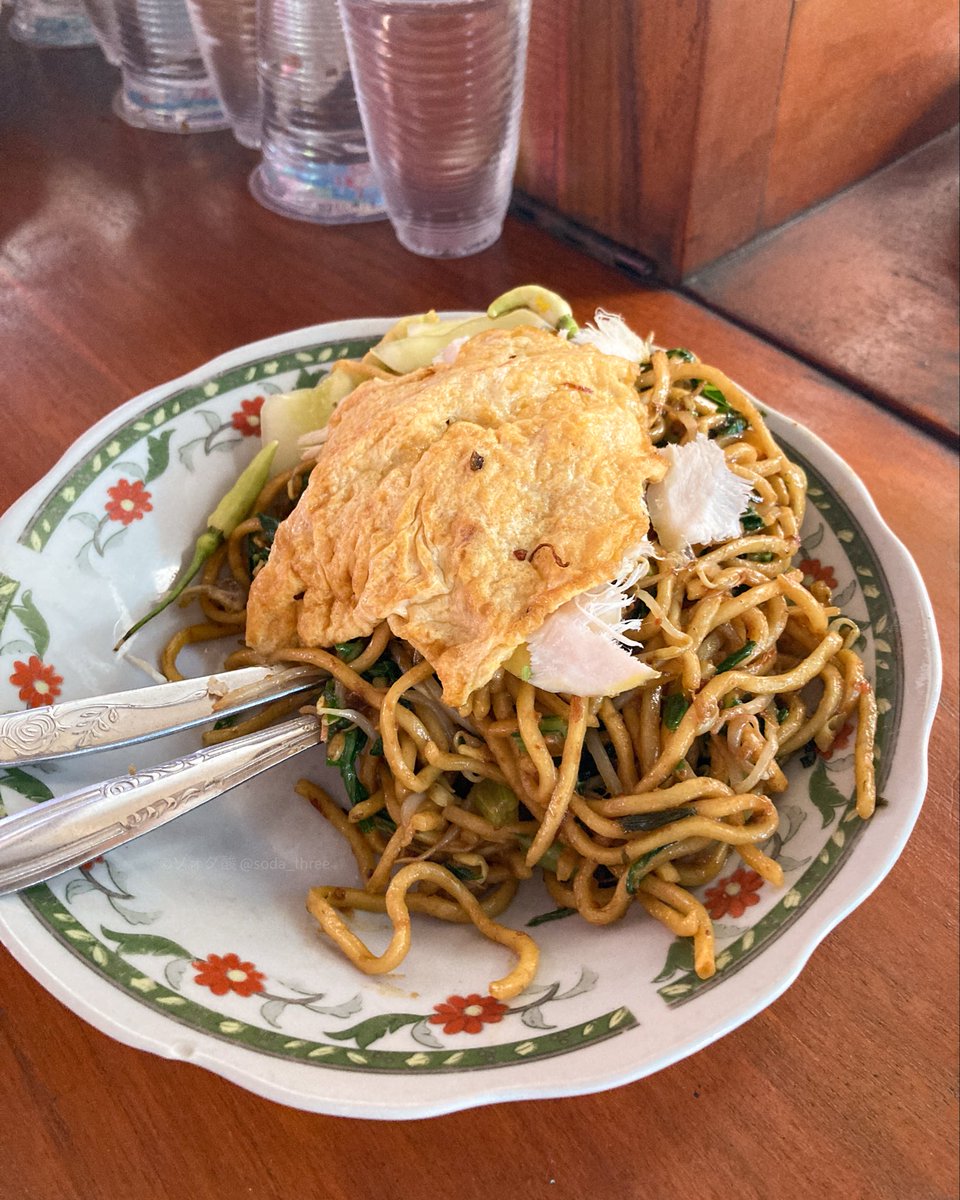 soda_three's tweet photo. スラバヤごはんをいくつか。
ナシゴレンは欠かせないと屋台を覗いたら、チャーミングなお父さんがダブルサムズアップで「Finished!」なんて言うから翌日わざわざ再訪。野菜多めだし、すごくおいしい！
追加で頼んだミーゴレンはしっかり味👍
📍 Nasi Goreng Jawa Cak Kartolo https://t.co/lIZkC7dVUQ