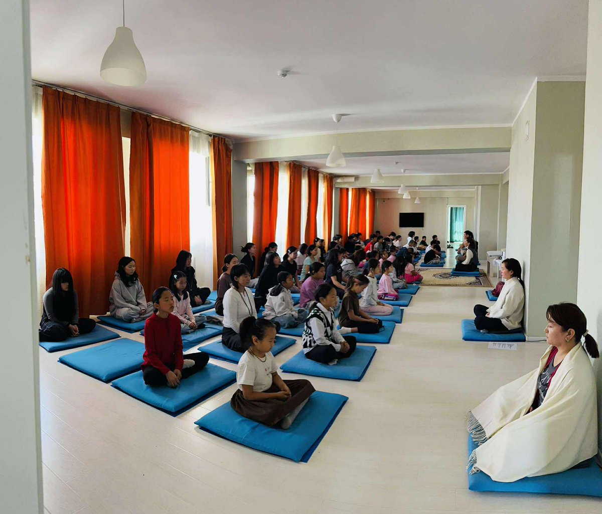 Өнөөдөр БЗД дэхь төвд явагдаж буй хүүхдийн бясалгалд Эрэгтэй 29, Эмэгтэй 38 Нийт 67 хүүхэд хамрагдаж багаасаа стрeсс хямралгүй амьдрах дорно дахины арга ухаанд суралцаж байна... byasalgal.mn вэб орж танилцана уу