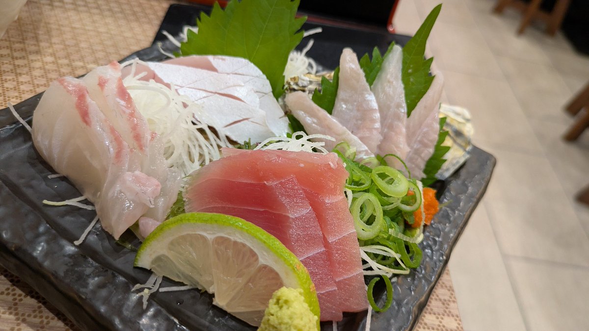 shogogg's tweet photo. 広島駅の駅ビルで広島最後の晩餐。@mu2in さんにおすすめされた穴子のお刺身を食べられたので大満足!
#家に帰るまでがぺちこん広島 #phpcon_hiroshima https://t.co/Od5uF7Fstz
