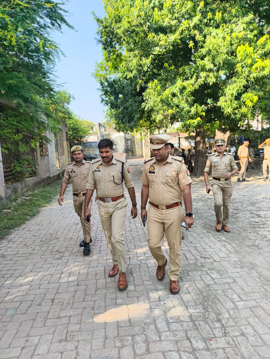 .<a href="/DCP_South/">DCP South Lucknow</a> के कुशल निर्देशन में #ADCP_South द्वारा थाना पीजीआई क्षेत्रांतर्गत राम भरोसे मैकूलाल इंटर कॉलेज, तेलीबाग में उत्तर प्रदेश लोक सेवा आयोग द्वारा आयोजित पीसीएस  परीक्षा केंद्र का निरीक्षण का संबंधित को दिए गए आवश्यक निर्देश।

#Lkopolice_On_Duty 

<a href="/Uppolice/">UP POLICE</a> <a href="/lkopolice/">LUCKNOW POLICE</a>