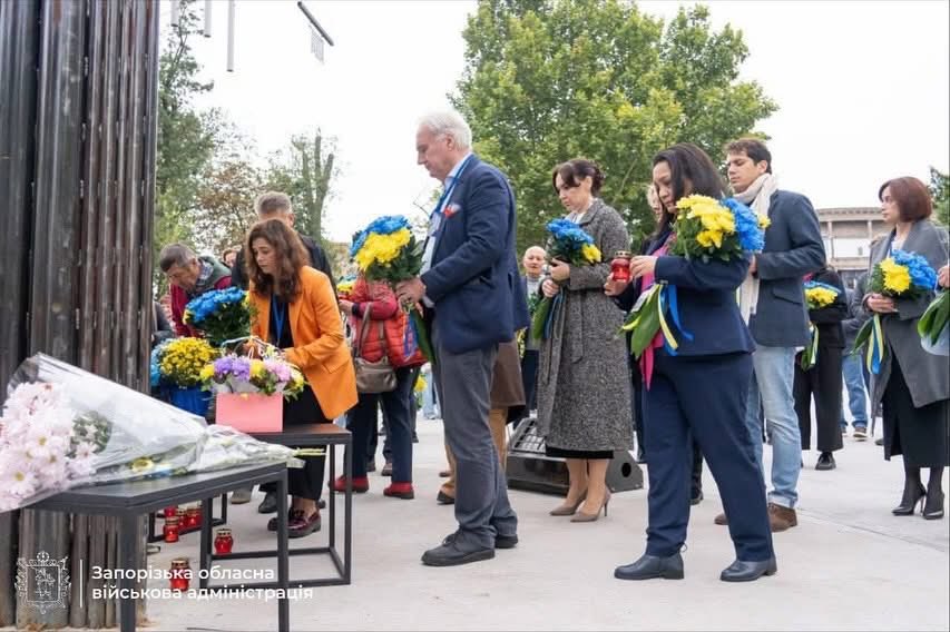 Героям Слава та вічна памʼять! 🇺🇦

Ельза, Міа та Софія з посольства 🇸🇪 взяли участь у вшануванні пам'яті загиблих українських захисників біля Дерева пам'яті в Запоріжжі. Дякуємо родинам загиблих за запрошення. Дякуємо місцевим лідерам <a href="/IvanFedorovUA/">Ivan Fedorov</a> та Регіні Харченко.

#МиТут