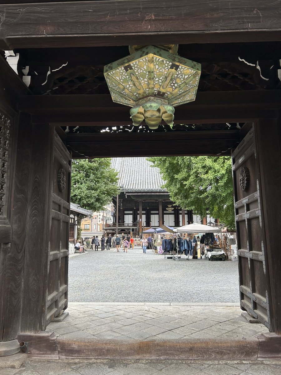IRODORI51348126's tweet image. 佛光寺マルシェ初日が終了。
にわか雨に降られつつも、穏やかな気候の中で多くの方に洋服を見ていただけました。
海外の方との交流も多く、楽しい一日でした。
明日も佛光寺でお待ちしています。
秋の京都散策の途中に、ぜひお立ち寄りください。
 #佛光寺マルシェ #京都
#デニム  #kyotorb