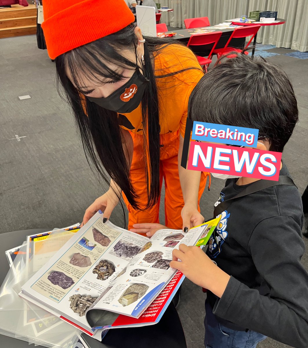 lamuneirol's tweet image. #はろなぞ4 #SBGC
メガすごい！でクリア！
未参加なのですが、家庭の事情で公演後撮影にだけ息子がちょろり🤣
快く入れてくださりありがとうございました、SBGCのみなさま！ 

3枚目はあられちゃんに嬉々として鉱物の図鑑を見せる息子氏