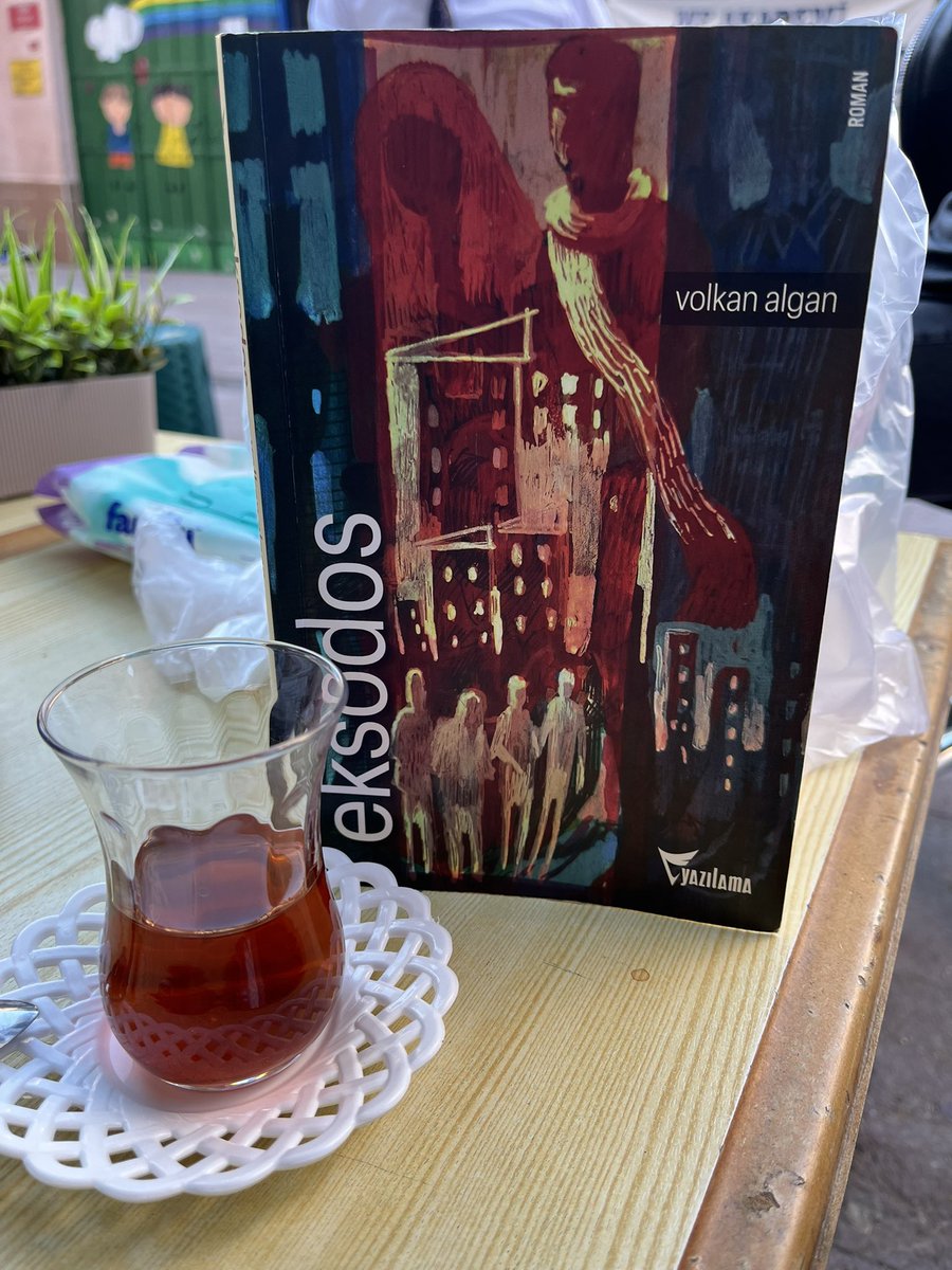 “Anlayacağın şekilde söyleyeyim; müşteki olduğun tüm konularda şikayetini geri çekip kabulleniyordun. Yaşamanın başka türlüsünü de bilmiyorsun.”
#eksodos <a href="/AlganVolkan/">Volkan Algan</a> 
Buraya sığdıramayacağım için yorum yazamıyorum. Tek yazabileceğim okunacaklar listesine alınmalı..