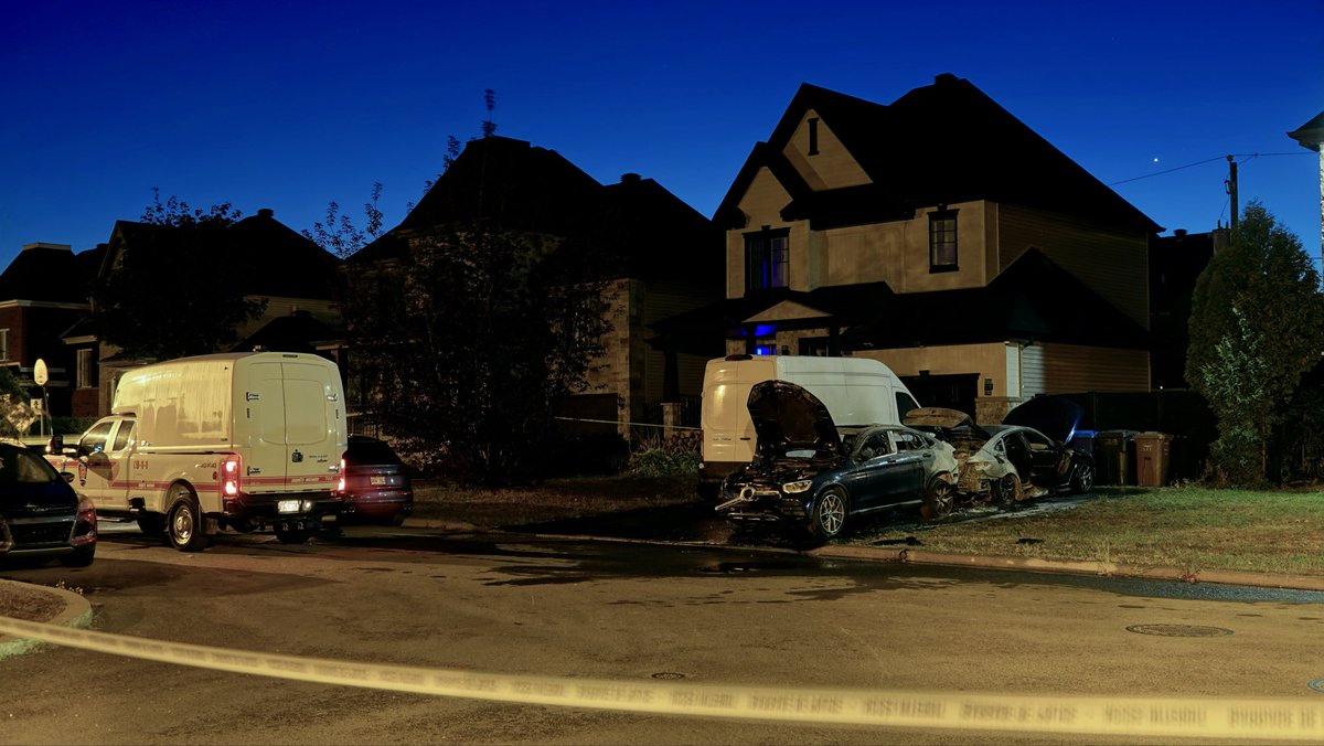 🚨 Repentigny | Deux véhicules ont été lourdement endommagés dans un incendie survenu dans l’entrée d’une résidence de la rue Gauguin. Enquête en cours. #rcmtl