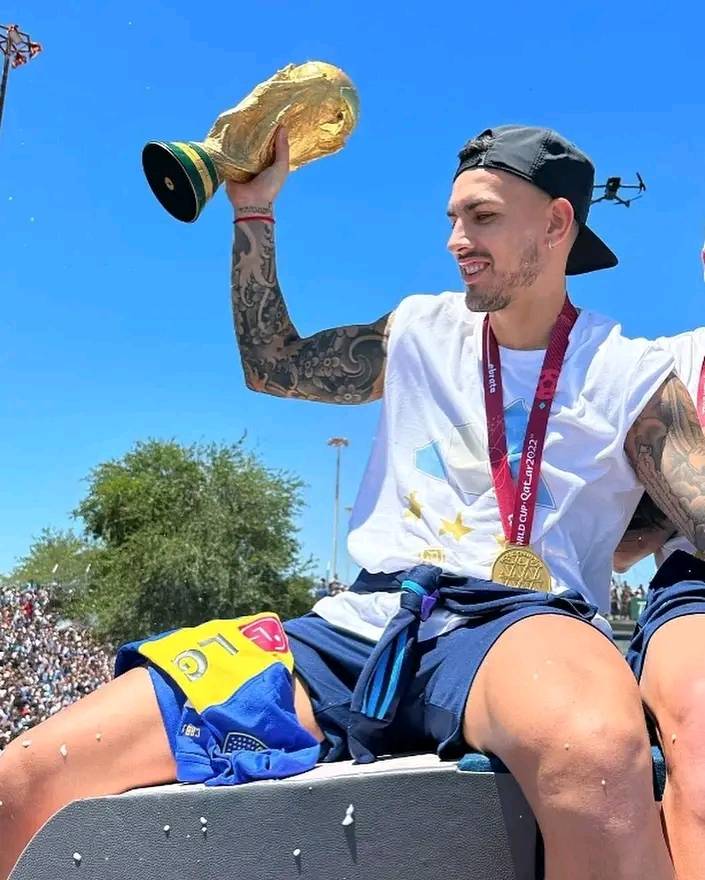 El Hincha de Boca lo quiere más por lo que nos dio con la Selección siendo nuestro representante bostero que por lo que hizo en Boca.

Volvió a Boca estando en un nivel top mundial.

Y ahora hay hinchas que se quejan por qué quiere jugar en La Selección.

NO ROMPAN LAS PELOTAS