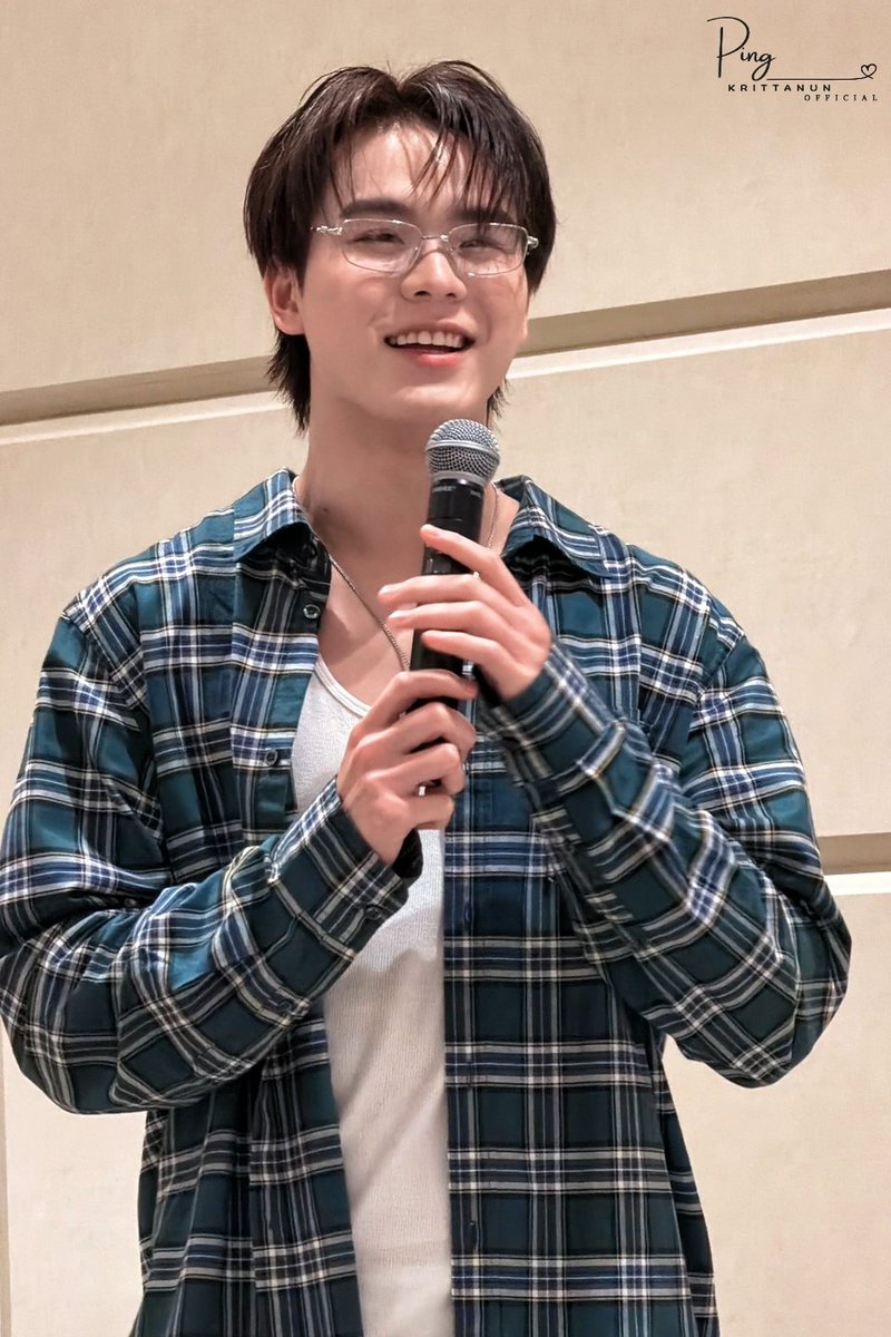PKrittanun_OFC's tweet photo. พี่กฤตใส่แว่น ยืนยิ้ม แบบนี้จะไหวละ 😎

DNA FAN SIGN WITH PK 
#DNA2025xPing https://t.co/8bvDP1YmLh