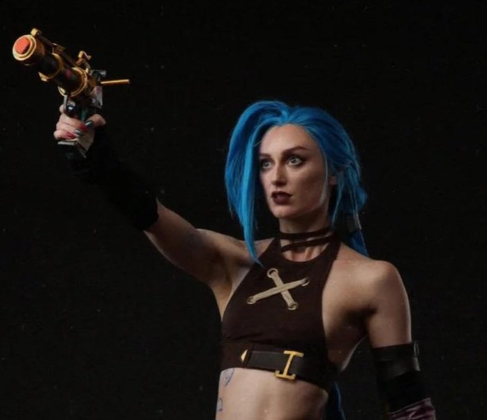 Guys I'm sorry I fell off the face of the earth. Two more operas, a bad flu, and unexpectedly buying a house have been... a lot. But I finally finished my #Jinx cosplay for PAX!