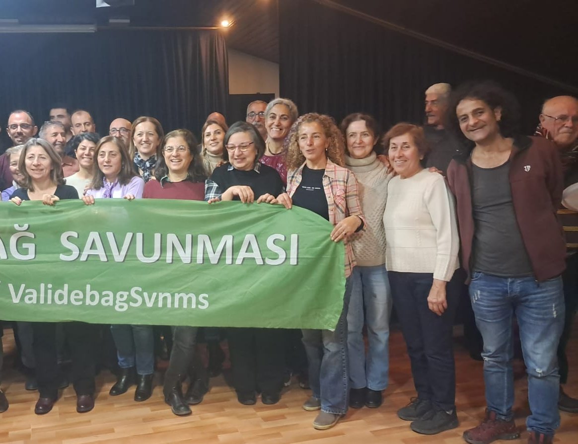 Onunla 11 yıl önce bugünlerde Validebağ'da kaçak camiye direnirken tanıştık. Direnişi ve sonrasında da pek çok ekoloji mücadelesini belgeledi, hep yanımızda yer aldı.
Dostumuz, yoldaşımız <a href="/HakanTosunn/">Hakan Tosun</a> uğradığı saldırı sonrası şu anda yoğun bakımda.
Diren #HakanTosun, seninleyiz.