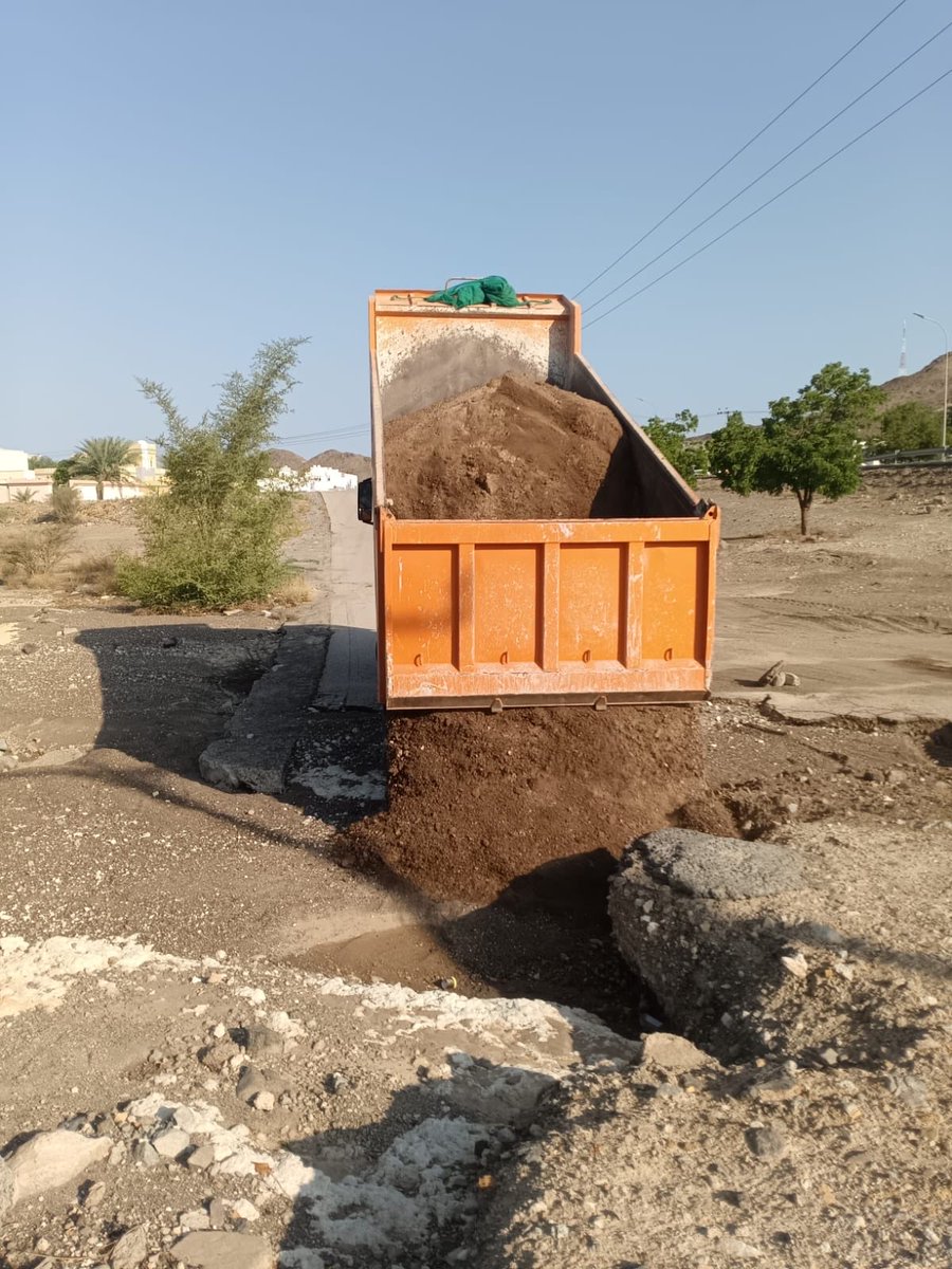 تفاعلت #دائرة_بلدية_إبراء بسرعة مع الملاحظة، وقامت بفتح الطريق المتضرر في شرجة الصفيح (شرجة فضيل) في وقتٍ وجيز، وهذا ما عهدناه منها دائماً في سرعة الاستجابة والعمل الميداني الفعّال.