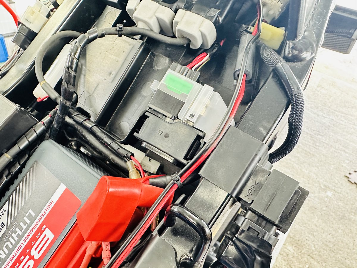 ktsnow0123's tweet photo. 新車からもうすぐ8年のところ、去年からたまにセルが回らない症状があったのが最近酷くなってきたのでスターターリレーを交換。
一発始動はもちろん、セルモーターの周りも良くなった✌️
#GSXR https://t.co/tf7CEMvI2j