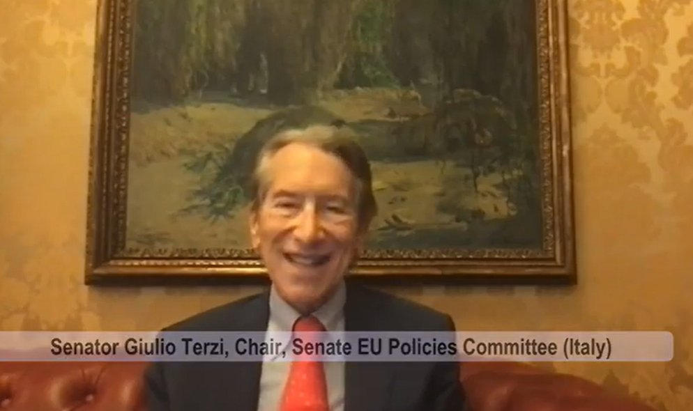 GiulioTerzi's tweet photo. Si è tenuta a Londra una straordinaria Conferenza,  organizzata dal Consiglio Nazionale della Resistenza in Iran, in occasione della Giornata Mondiale contro la Pena di Morte.
Qui seguito il mio intervento:
"Signora Rajavi,
Illustri autorità,
Cari amici della Resistenza iraniana,
Abbiamo appena ricordato la giornata mondiale contro la pena di morte. 
Sono, ad oggi, 130 i Paesi ad aver sottoscritto la Risoluzione ONU sulla “Moratoria sull'uso della pena di morte” che, sin dalla sua adozione, ha rappresentato un pilastro fondamentale dell'impegno italiano ed europeo per la promozione e l’attuazione dei diritti umani universali in tutti gli Stati membri delle Nazioni Unite.
Due terzi della popolazione mondiale sono contrari a questa terribile pratica. L'Iran non solo è schierato dalla parte opposta. Il regime dei mullah dimostra di essere uno spaventoso fuoriclasse nell'impiccare il suo stesso popolo collocandosi ai primi posti nella triste classifica delle esecuzioni rispetto alla popolazione. Stiamo parlando di più di 4 esecuzioni al giorno.
La Giornata mondiale contro la pena di morte non deve quindi rappresentare in alcun modo una celebrazione. Deve essere prima di tutto un forte impegno, un ulteriore impegno a lottare contro i mullah.
Questo regime criminale, che a Teheran continua a esercitare il terrore sul proprio popolo, non solo reprime ogni forma di dissenso politico, ma ha una lunga storia di torture, uccisioni e persecuzioni contro milioni di suoi cittadini attraverso omicidi di massa.
Il pensiero va a quella terribile estate del 1988. Uno dei capitoli più bui della storia dell'Iran, quando almeno 30.000 membri del MEK/PMOI furono giustiziati in un solo mese. Ciò che accadde quell'anno è ancora impunito.
Oggi, questo incubo è ancora in corso.
16 prigionieri politici sono attualmente nel braccio della morte in Iran. Questo solo perché sono eroi appartenenti al PMOI/MEK.
Siamo tutti profondamente preoccupati per la sorte del giovane pugile Mohammad Javad Vafaei Sani, condannato a morte dopo un processo vergognoso, solo perché ha manifestato per la libertà dell'Iran.
La crudeltà del regime aumenta tanto quanto esso si indebolisce, avviandosi così verso un vicolo cieco.
Oggi l'Iran è più che mai il peggior paria della comunità internazionale. Uno Stato che diffonde il terrorismo in tutto il mondo.
Il mio pensiero va sempre al nostro amico Alejo Vidal-Quadras.
La sezione penale del Tribunale Nazionale spagnolo ha recentemente confermato che i quattro sicari che hanno attentato alla sua vita appartengono al regime iraniano.
I Paesi occidentali, in particolare l'Unione Europea, devono mantenere alto il proprio impegno. È tempo di una ferma deterrenza, di contenimento e di prevenzione.
Il popolo iraniano sta combattendo per la propria libertà. Si batte, a grande maggioranza, per la realizzazione del piano in 10 punti promosso da Madame Rajavi per un nuovo Iran caratterizzato da pluralismo politico, parità di diritti e libertà.
Si battono anche per un Paese denuclearizzato. Voglio sottolineare un punto: è solo grazie alle rivelazioni del Consiglio Nazionale della Resistenza in Iran che da vent'anni tutti sappiamo del programma nucleare clandestino condotto dal regime.
Una minaccia terribile che è stata tollerata per troppo tempo.
Nelle ultime settimane si sono verificati eventi positivi, con il meccanismo di ripristino delle sanzioni deciso dai Paesi europei e non solo.
I recenti bombardamenti militari sui siti nucleari hanno colpito il regime iraniano e i suoi proxy colpendo inesorabilmente la testa del serpente. 
L'IRGC e le sue azioni criminali sono evidenti a tutti, basti pensare al suo coinvolgimento tra le fila russe nella guerra di aggressione all'Ucraina: l'IRGC sta fornendo droni e missili letali all'esercito russo.
Oggi è ancora di più il momento di intraprendere azioni urgenti. 
L'inclusione dell'IRGC nella lista delle organizzazioni terroristiche mondiali non è più discutibile. È una scelta inevitabile.
Pertanto, è del tutto inaccettabile apprendere dalle sue recenti dichiarazioni che il figlio dell'ex Scià, Reza Ciro Pahlavi, mantiene contatti bilaterali con l'IRGC e i Basij, suggerendo persino che questi “potrebbero avere un ruolo” in un nuovo Iran.
Oggi non è più tempo di credere ad una finta resistenza al regime.
È il momento del coraggio, perché un altro Iran è possibile e quasi una certezza.
La dimostrazione l'abbiamo avuta a Roma lo scorso luglio, in occasione del grande “Free Iran World Summit”, organizzato durante la visita di Madame Rajavi al Parlamento italiano.
Né con i mullah né con lo Scià. C'è una terza opzione: il Consiglio Nazionale della Resistenza iraniana e il suo Piano in 10 punti per il futuro dell'Iran".
#StopExecutionsInIran #WorldDayAgainstTheDeathPenalty #FreeIran
@FratellidItalia @fdieuropa @ecrgroup @iran_policy @Maryam_Rajavi @donneiran @GiovaniIraniani @formichenews @FIDU_ETS @GlobalCRL @theglobalnewsit