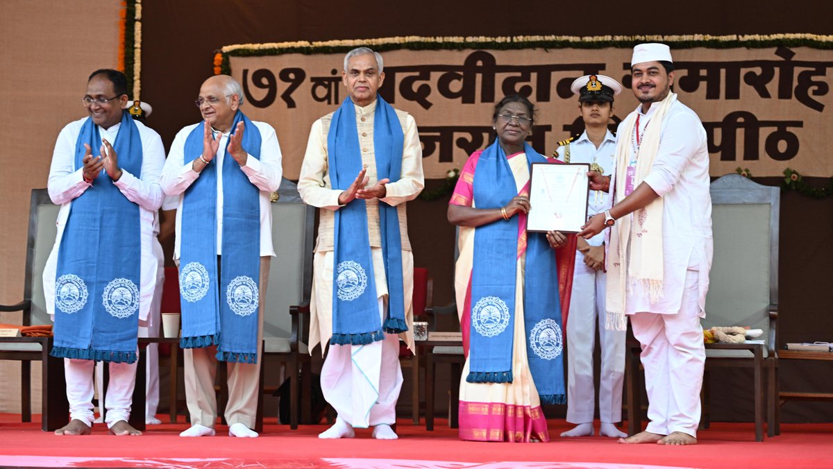 airnews_puduvai's tweet image. சமூக மேம்பாட்டிற்கு கல்வி முக்கிய பங்காற்றுவதாக குடியரசு தலைவர் திருமதி. திரவுபதி முர்மு கூறியுள்ளார். அகமதாபாத்தில் குஜராத் வித்யாபீட கல்வி நிறுவனத்தின் 71ஆவது பட்டமளிப்பு விழாவில் கலந்து கொண்டு அவர் இவ்வாறு கூறினார். #Education #SocialDevelopment #DroupadiMurmu