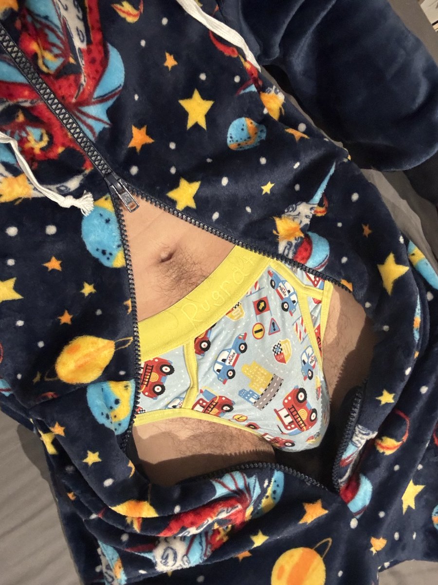 AussieDLBoy's tweet image. Busy day full of big boy responsibilities ahead. Better dress appropriately! @RugratApparel to the rescue!

#diapertwink #abdl #diaperlover #gayabdl #gaydiaper #diaperboy