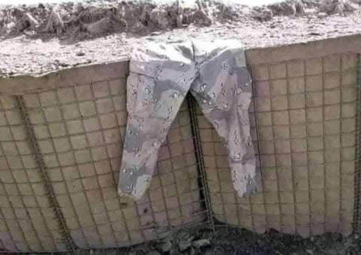 سیانے کہتے ہیں 
اگر دشمن بندوق لیکر بھاگ رہا ہے تو اسے گولی ماریں کیو کے وہ آپکو گولی مارنے کیلئے پوزیشن سنبھالنے بھاگ رہا ہے
اور اگر دشمن بندوق زمین پر رکھ کر بھاگے تو اسے گولی نہ ماریں کیو کے وو شکست تسلیم کر چکا ہے اور ہارے ہوئے کو مارنا بہادری نہی ۔

جبکے اپنی شلواریں محاذ پر