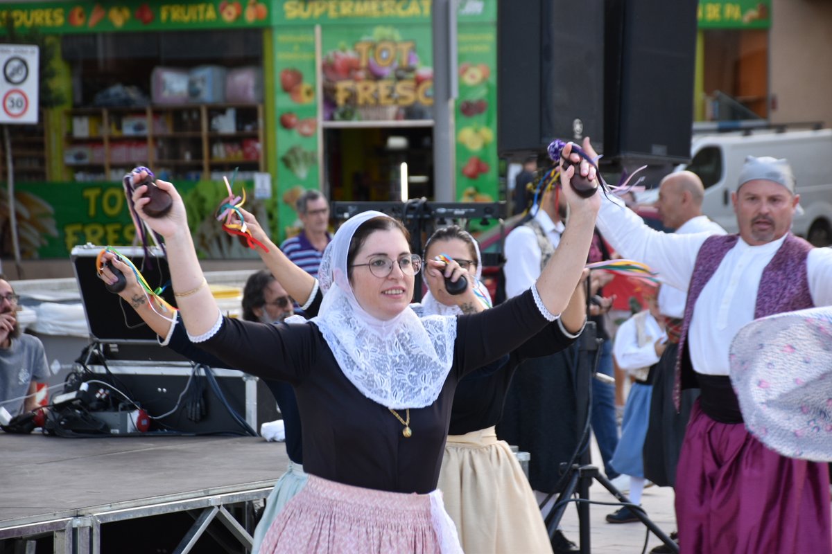 🎉 Aquest és l’ambient que trobaràs a la Primera Fira d’Inca – Fira de la Terra el 18 i 19 d’octubre 🌿🌍✨  
🌿 Cultura, sostenibilitat i tradició: rondalles, glosadors, cossos d’emergència, artesania, vins, natura i molt més! 🍷🚒🎨
#FiresInca2025 <a href="/incaciutat/">Ajuntament d’Inca</a> <a href="/dijousbo/">Fires Inca 2025</a> 🎉