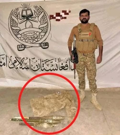 پاکستان فوج کی بھرپور جوابی کارروائی، افغان پوسٹ کے اندرونی مناظر منظرعام پر
تصویر میں ایک پاکستانی فوجی کھڑا ہے، جبکہ افغان طالبا‌ن کی پوسٹ میں پڑے افغان یونیفارم اور چھوڑے گئے ہتھیار واضح نظر آ رہے ہیں۔ افغان طالبا‌ن فرار ہو گئے اور یہ مناظر سوشل میڈیا پر وائرل ہو گئے ہیں