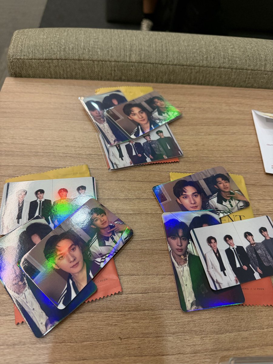 Lady_SHJ's tweet image. ขายค่ะ การ์ดสุ่ม setละ 350 บาท/มี3setรับตอนนี้ได้เลย อยู่ข้างลิฟท์ทางไปห้องน้ำ ขวามือหันหน้าเข้างานค่ะ 

#Desire4inBangkok
#Desire4inBKK 
#Desire4ThailandFM