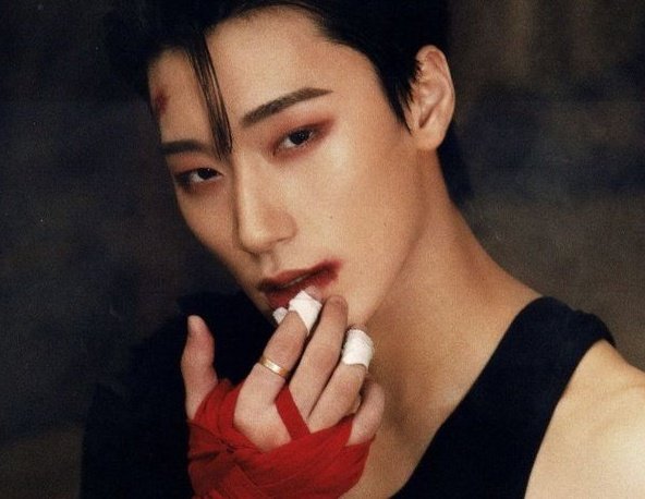 wtothenand's tweet photo. 맷집만 좋을 뿐 싸움이라곤 할 줄 모르던 어린 최낫이 10년 동안 몸 키워서 싸움판 전전하는 이유가 자기 살려줘놓고 떠나버린 정영우를 찾기 위해서였으면 좋겠음. 헤어지기 전에 남긴 한 마디 때문에.

'난 쌈꾼이 필요해. 너처럼 약해 빠진 녀석이 아닌 돈 되는 놈.'
'시간 좀만 주면 할 수 있어요.'
'그전에 내가 그지 돼서 굶어죽을까 봐 떠나는 거야. 내가 보고 싶으면 가능한 한 빨리 그런 놈으로 크던가. 혹시 알아? 소문 듣고 내가 널 찾아낼지.'