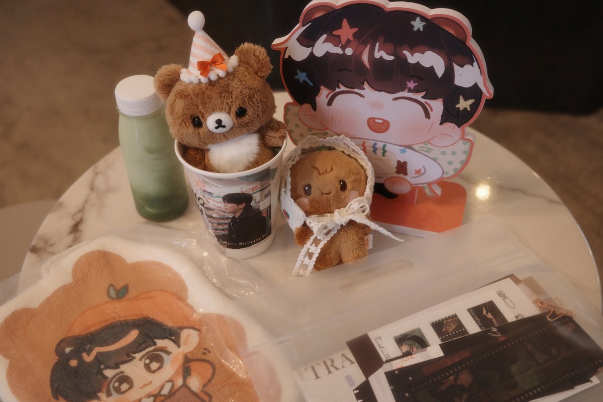 첫번째 생카
줄서서 입장했는데 왜 줄서야 했는지 바로 납득했어요
이렇게 귀여우니깐.......
분위기 너무 좋죠 포근하죠 아늑하죠
여기서 영원히 살고싶었어요...최고최고🤎🤎
#쥬르노종호_여행기록중