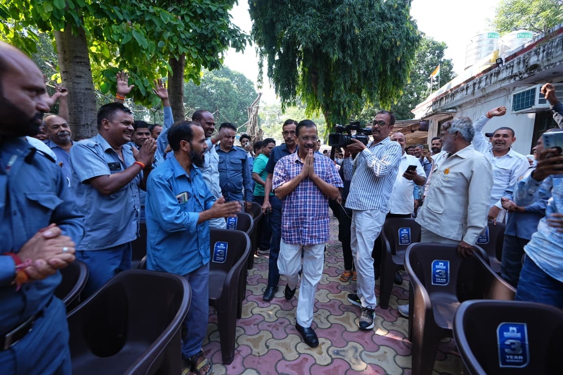 AAPGauravSingh's tweet image. दिल्ली के ऑटो चालकों से मिले अरविंद केजरीवाल जी🙏🛺

आम आदमी पार्टी के मुख्यालय में आज दिल्ली के ऑटो चालकों का दिवाली मिलन समारोह हुआ। इस दौरान उनसे मिलने AAP के राष्ट्रीय संयोजक @ArvindKejriwal जी भी पहुंचे। 

इस मौके पर AAP दिल्ली के संयोजक सौरभ भारद्वाज जी तथा AAP के अन्य नेता…