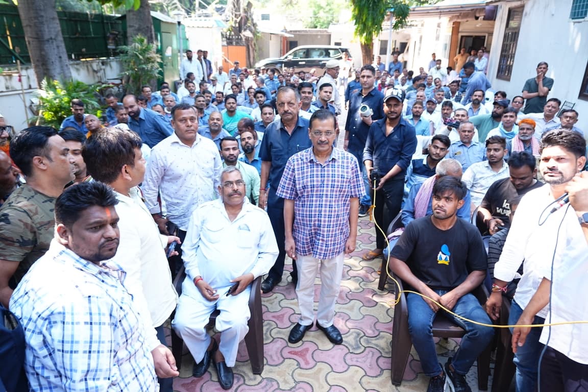 AAPGauravSingh's tweet image. दिल्ली के ऑटो चालकों से मिले अरविंद केजरीवाल जी🙏🛺

आम आदमी पार्टी के मुख्यालय में आज दिल्ली के ऑटो चालकों का दिवाली मिलन समारोह हुआ। इस दौरान उनसे मिलने AAP के राष्ट्रीय संयोजक @ArvindKejriwal जी भी पहुंचे। 

इस मौके पर AAP दिल्ली के संयोजक सौरभ भारद्वाज जी तथा AAP के अन्य नेता…