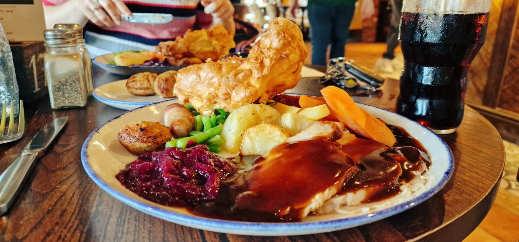 A proper Sunday has a roast included... agree or disagree? 🤤