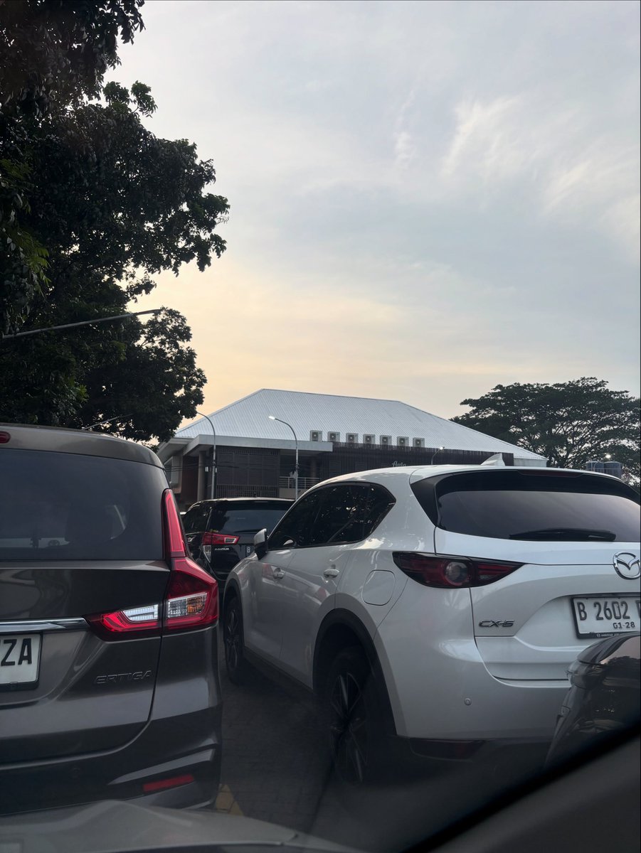 charma13's tweet photo. Kena double parking @ trinitas cengkareng https://t.co/nEgCbbseNG