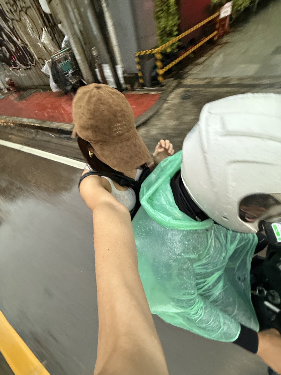 Nesamahmoodii's tweet image. Lady in the rain เว่อร์