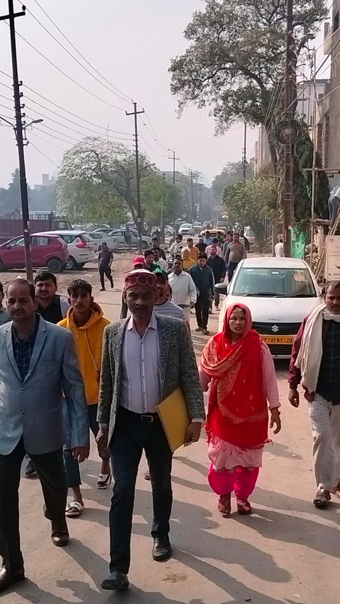 गर्व है हम फुटपाथ के व्यापारी हैं tweet media