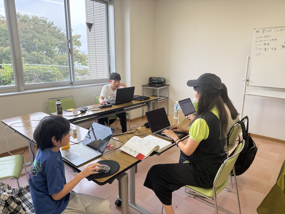 kogawa0113's tweet image. 2025年10月12日(日曜日)午後から
第6回CoderDojo砧を開催しました。
世田谷区砧総合総合支所4階
忍者達は、それぞれの作品を完成。
10月末は、ハロウィン🎃です。
本日はハロウィン🎃気分満載で、途中休憩にフルーツチョコを少しお口にポン❣️
発表もできました。
#CoderDojo砧
#子供プログラミング道場