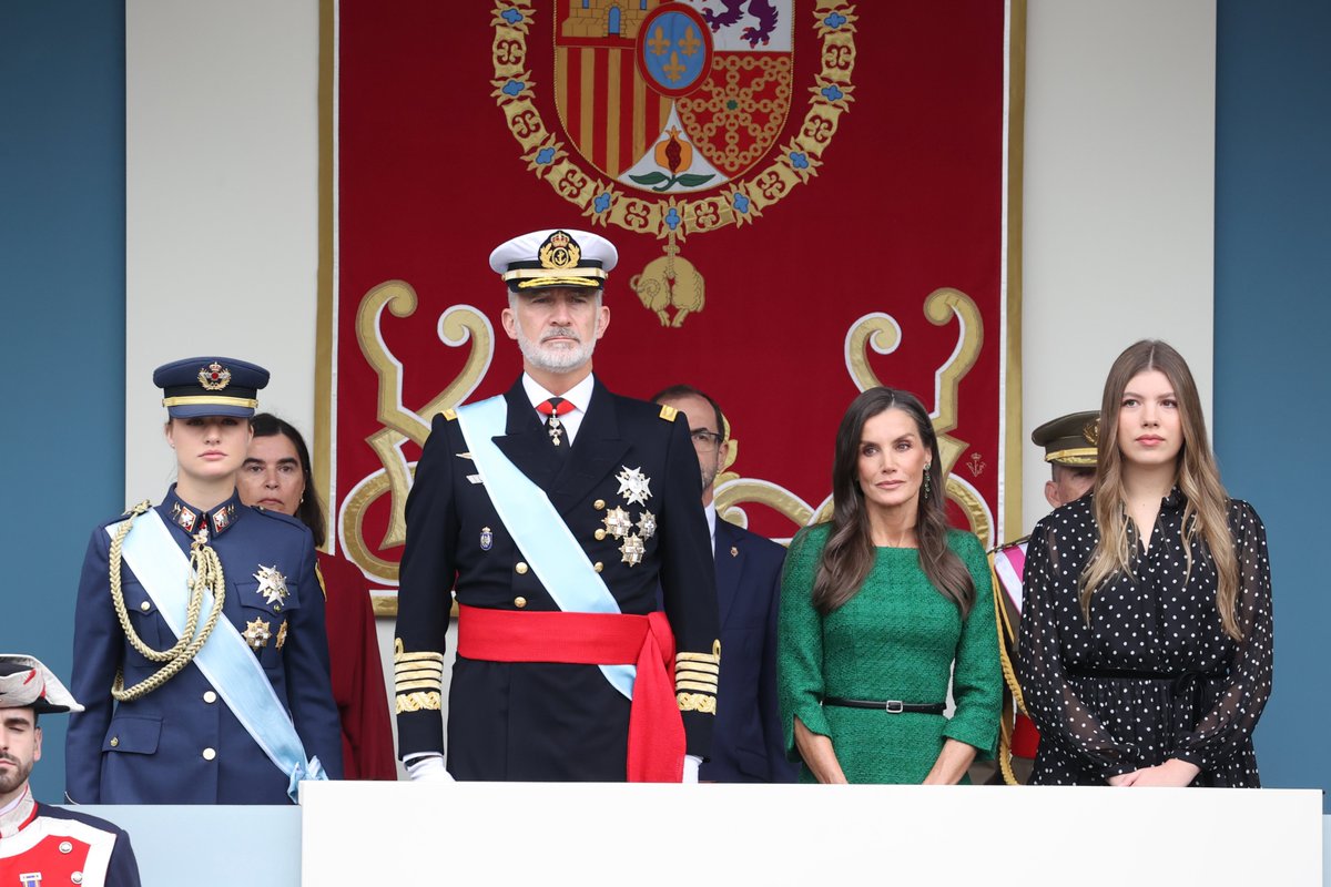 CasaReal's tweet image. Los Reyes, junto a la Princesa de Asturias y la Infanta Sofía, han presidido los actos conmemorativos por el #DíaDeLaFiestaNacional en la plaza de Cánovas del Castillo (Madrid). #DFN25

➡️casareal.es/ES/Actividades…