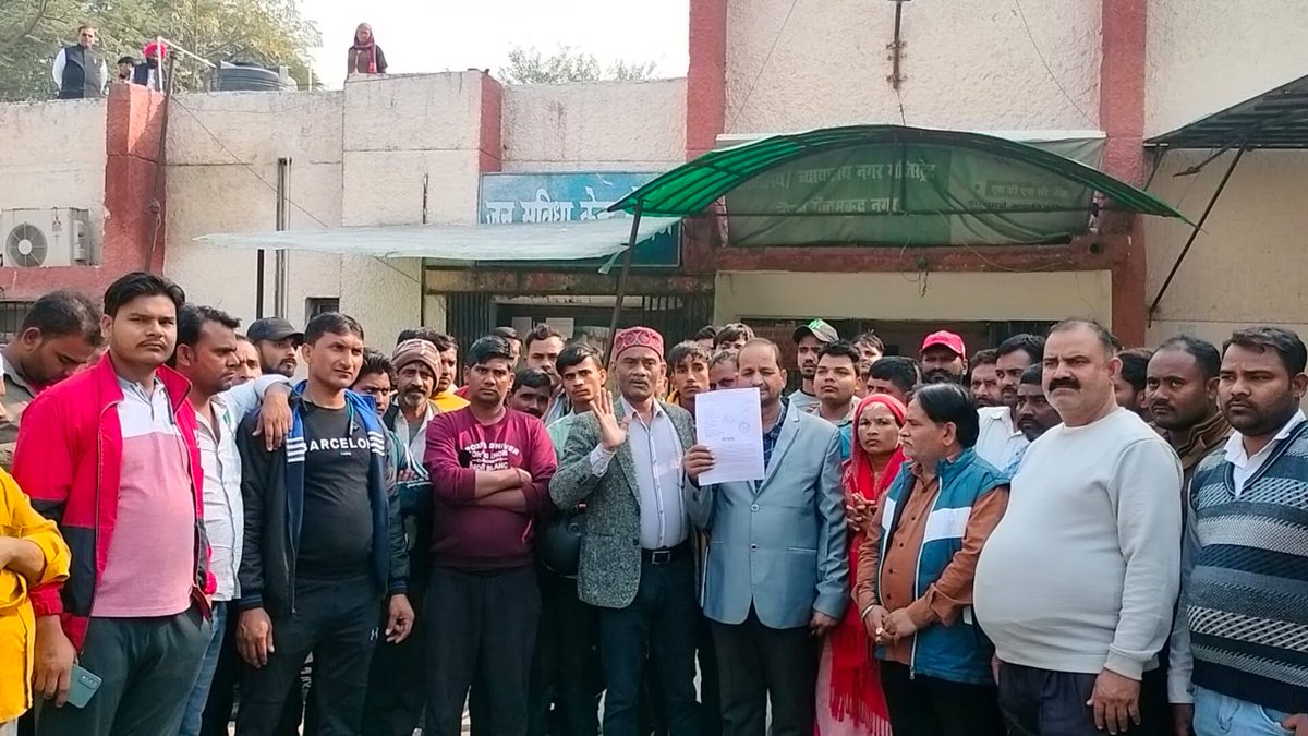 गर्व है हम फुटपाथ के व्यापारी हैं tweet media