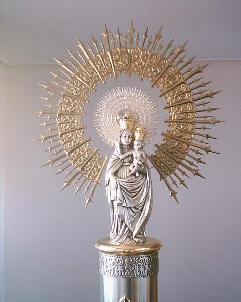 Virgen del Pilar, Madre querida,
guarda a tu pueblo, sé su alegría,
sé nuestro amparo en toda partida.
Y al fin del día,
cuando se apaga nuestra herida,
llévanos Madre, a tu compañía.
#VirgenDelPilar
