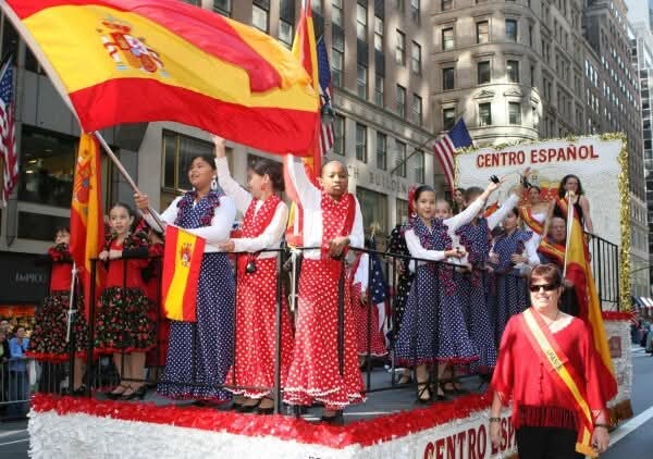 capTercio's tweet photo. Estados Unidos, con una amplia población hispana, también celebra el Día de la Hispanidad. Allí se llama Columbus Day. 
Las celebraciones más destacadas tienen lugar en San Francisco y en Nueva York. Todos los países hispanos desfilan con uniformes y trajes típicos de su región. https://t.co/rZhKolvzyF