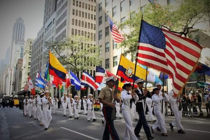 Estados Unidos, con una amplia población hispana, también celebra el Día de la Hispanidad. Allí se llama Columbus Day. 
Las celebraciones más destacadas tienen lugar en San Francisco y en Nueva York. Todos los países hispanos desfilan con uniformes y trajes típicos de su región.