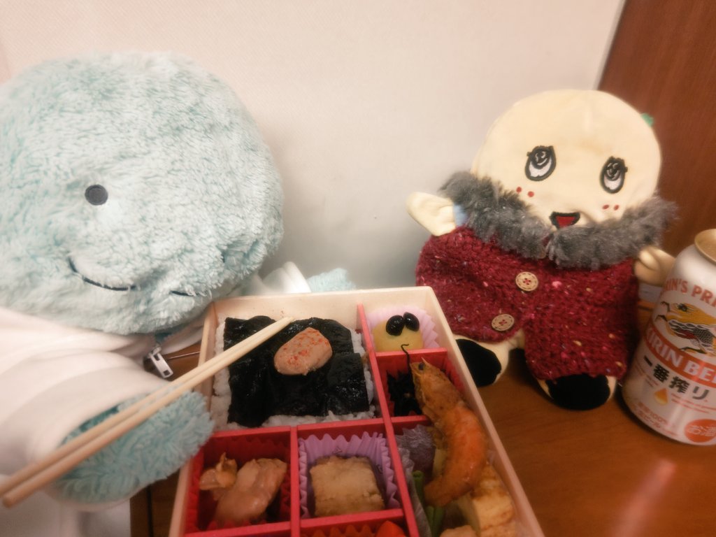 ふなちゃん、お疲れ様でしたぬ❣️
新幹線🚄さくらの中で駅弁＆麦汁で🍻だぬ🩵(˙𐃷˙)

#ヌオー
#ふわぬお
#ヌオーのいる生活
#ポケモン
#ポケぬい
#ぬい活
#ぬい撮り
#ぬいぐるみの時間