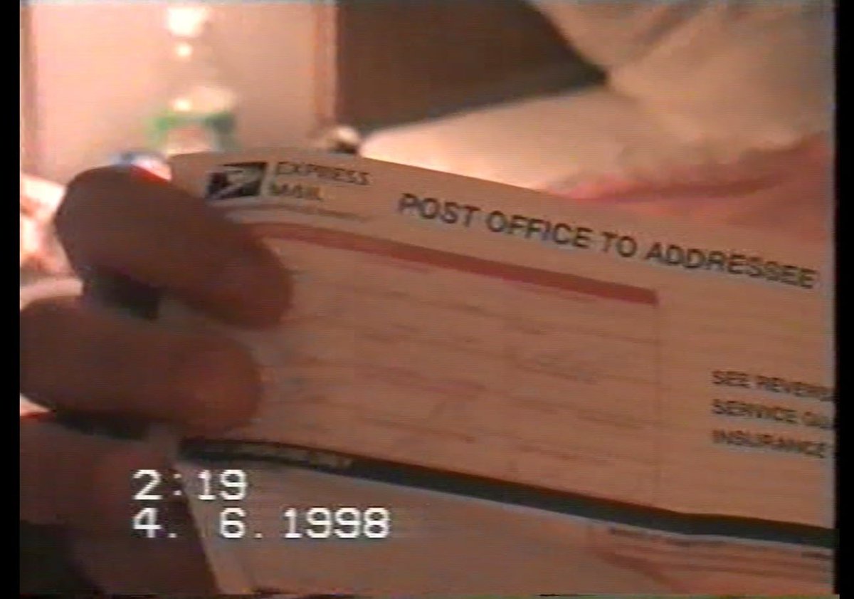Dzięki uprzejmości Norbiego możemy udostępnić kilka klatek z podróży na E3 1998. Obaj redaktorzy i warunki, w jakich pisali relację do dziesiątego numeru 😊 Będzie tego więcej, rozpłyńcie się w jakości VHS 😍