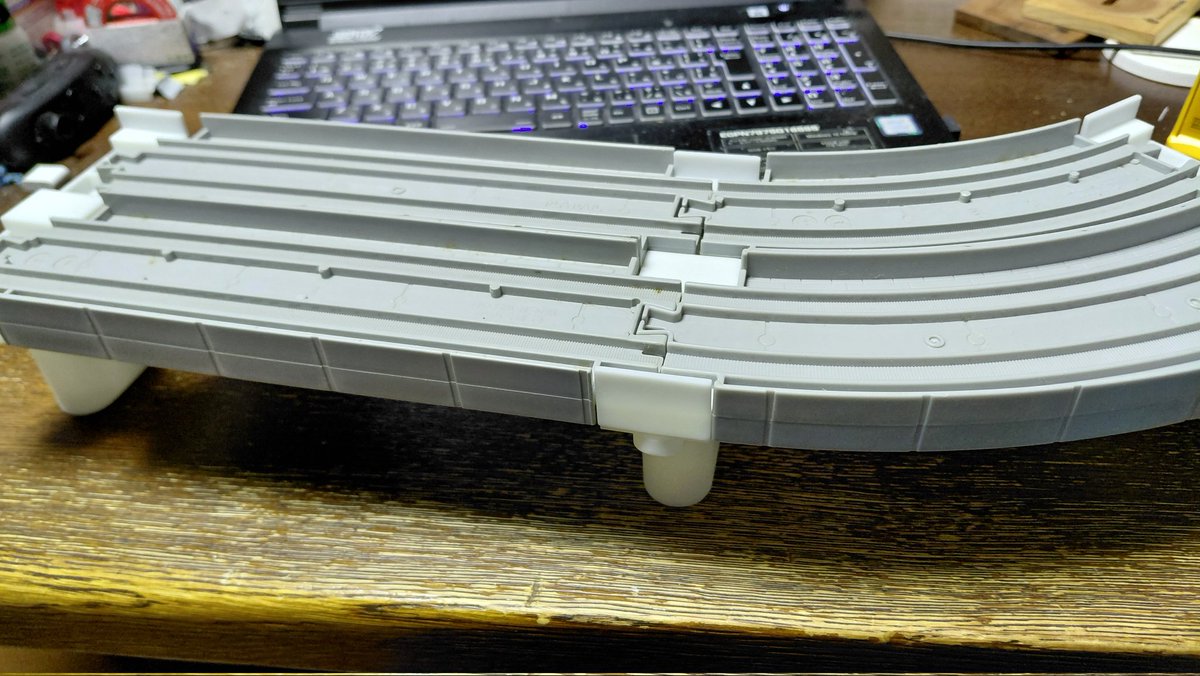 KiWRX's tweet image. #JLC3DP から自作複線PC橋脚が上がってきた！
もうこの時点でめちゃくちゃかっこいいんだけど！！
塗装して一周させるのが楽しみ。
 #改造プラレール