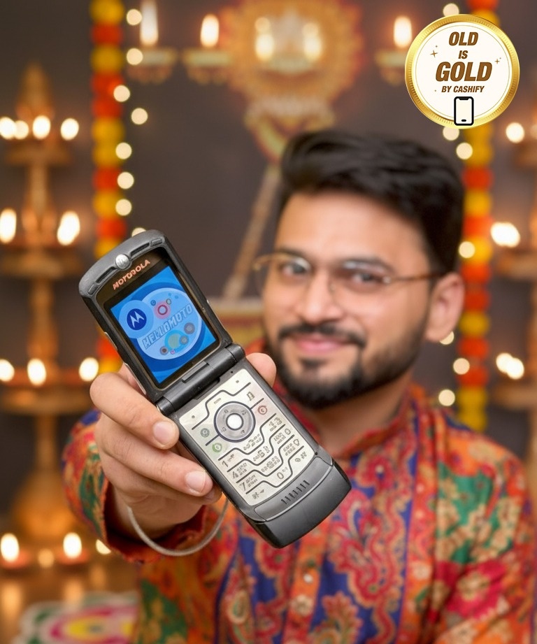 TechUnboxing5's tweet image. ✨ Dressed in festive vibes &amp;amp; holding a Classic!🤩 My first ever phone, the iconic Moto Razr V3! 💫
Back in school, that satisfying flip and metallic shine made me feel like the coolest kid. 😎

Participate in the Giveaway to win an iPhone this diwali 🎇 🪔 @cashify

#Cashify