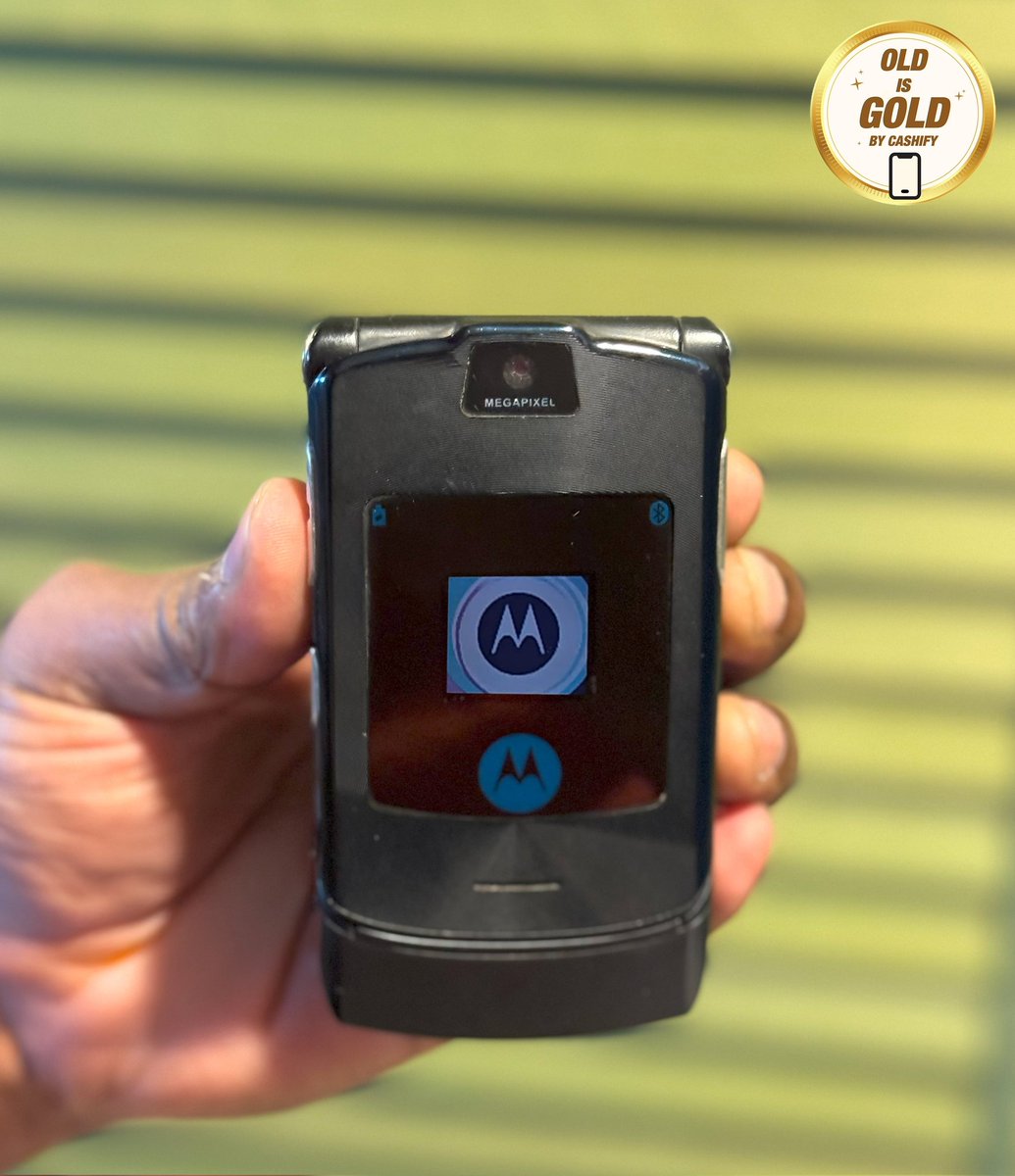 TechUnboxing5's tweet image. ✨ Dressed in festive vibes &amp;amp; holding a Classic!🤩 My first ever phone, the iconic Moto Razr V3! 💫
Back in school, that satisfying flip and metallic shine made me feel like the coolest kid. 😎

Participate in the Giveaway to win an iPhone this diwali 🎇 🪔 @cashify

#Cashify