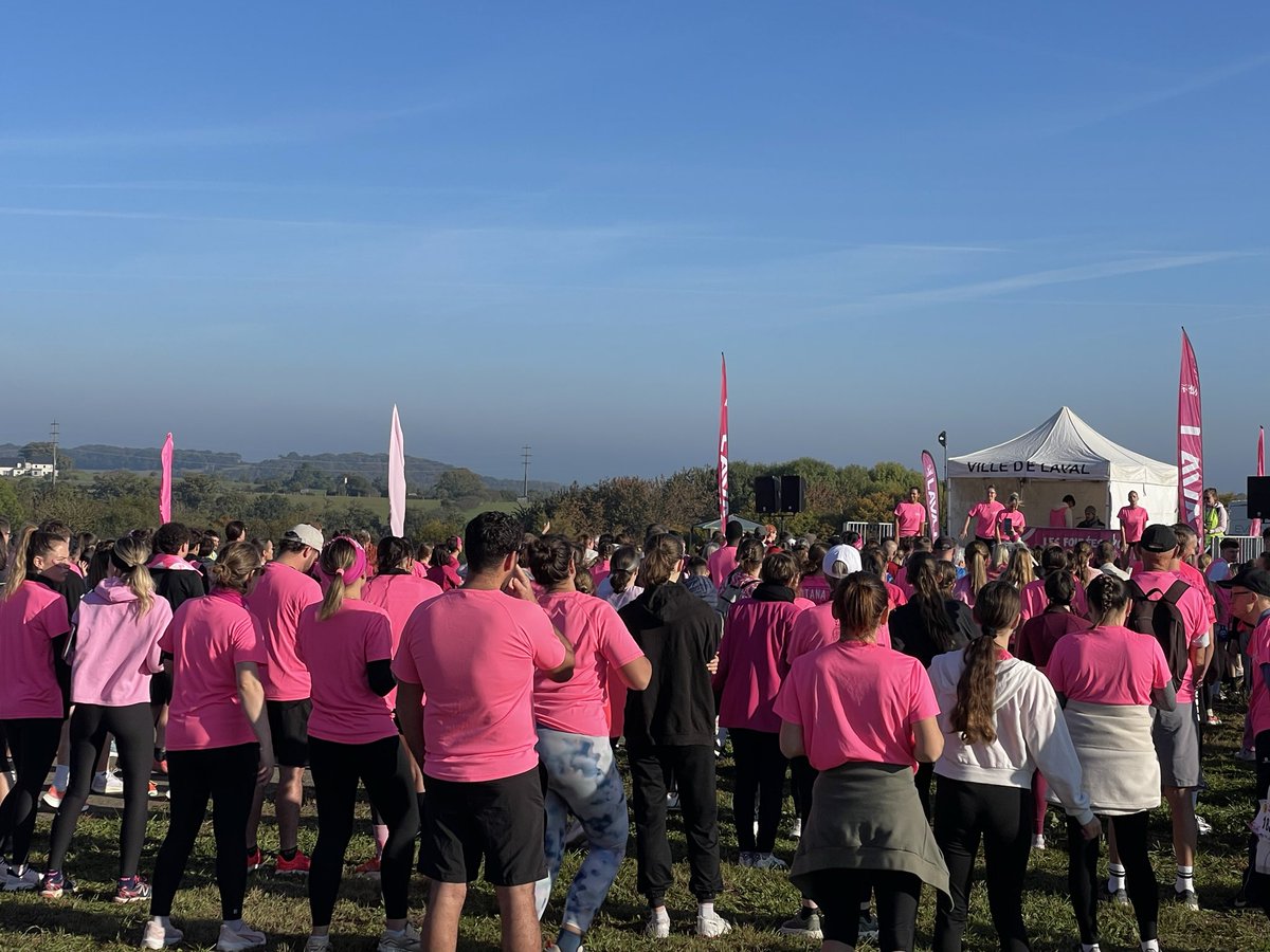 guillaumegarot's tweet image. Nous étions plus de 4500 ce matin, à Laval, pour les Foulées Roses, contre le cancer du sein. Un long ruban rose !
Bravo et merci à toute l’équipe des bénévoles.

Mais besoin de médecins radiologues pour le dépistage : en Mayenne, 1 an d’attente pour une mammographie
#OctobreRose